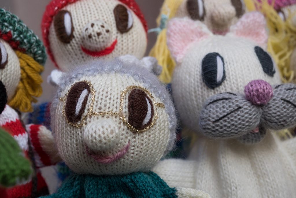 Wie Sie eine Puppe mit Wolle und Häkelnadel häkeln können