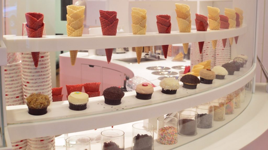 Wie Sie einen Kuchen mit Schokolade und Karamell backen können