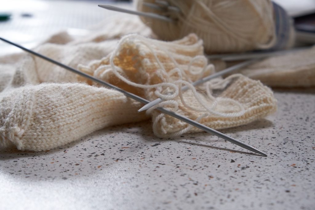 Wie Sie eine Mütze mit Wolle und Stricknadeln stricken können