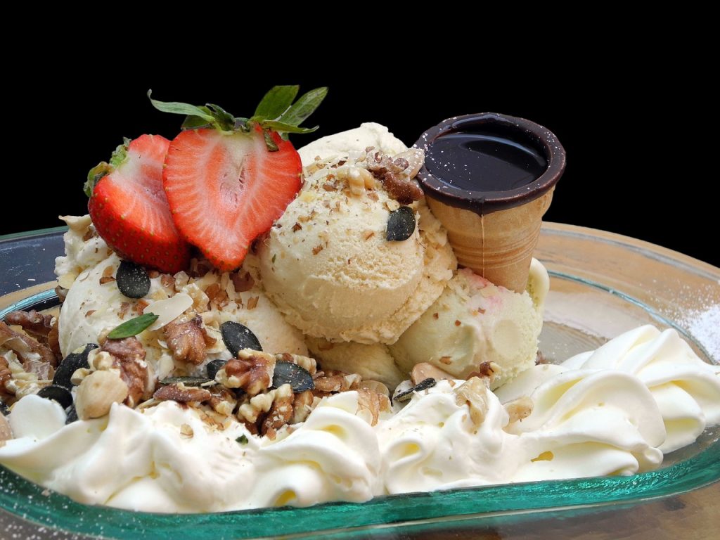 Wie Sie einen Eisbecher mit Eiscreme und Sahne zubereiten können